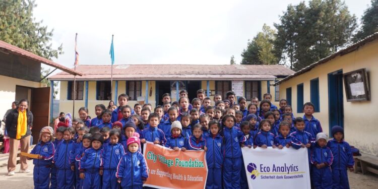 सेकारसिं आविका विद्यार्थीलाई विद्यालय पोशाक तथा स्टेशनरी सामग्री वितरण