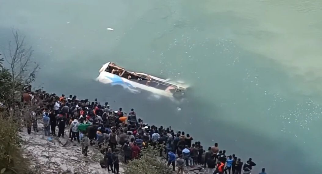 ओखलढुङ्गाका लागि छुटेको बस तामाकोशीमा खस्दा ९ जनाको मृत्यु