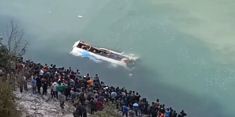 ओखलढुङ्गाका लागि छुटेको बस तामाकोशीमा खस्दा ९ जनाको मृत्यु