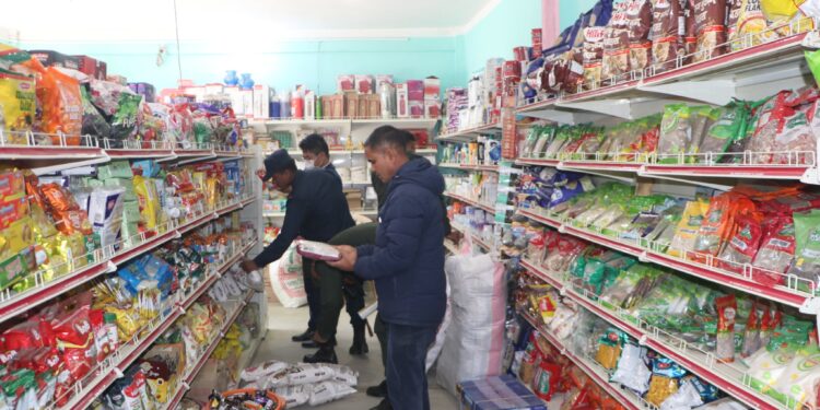 दिक्तेलमा छड्के अनुगमन : ३१ हजार बढीका अखाद्य वस्तु जफत