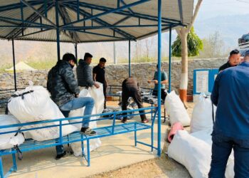 सोलु ल्याउँदै गरेको अवैध ३६ लाखकाे कपडा प्रहरीको फन्दामा, मालिक खोज्दै प्रहरी 