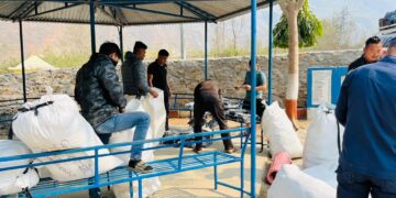 सोलु ल्याउँदै गरेको अवैध ३६ लाखकाे कपडा प्रहरीको फन्दामा, मालिक खोज्दै प्रहरी 