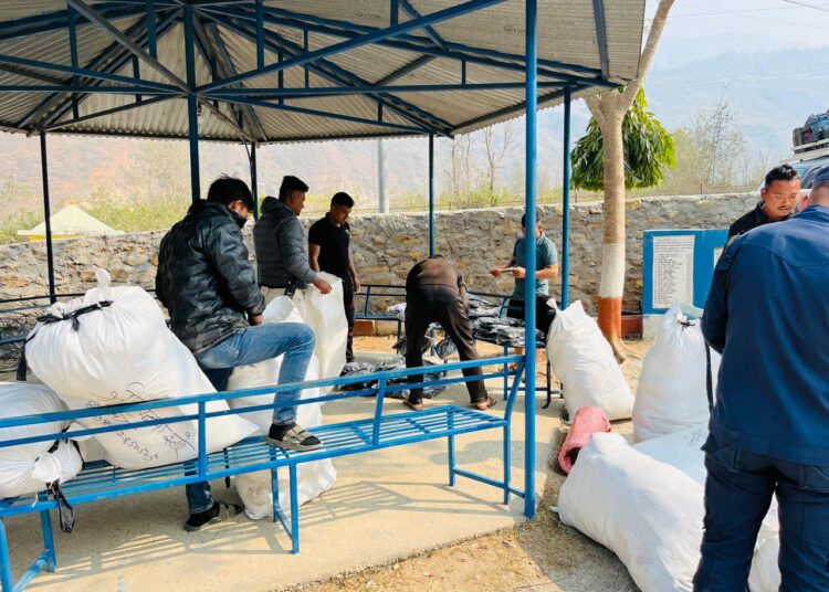 सोलु ल्याउँदै गरेको अवैध ३६ लाखकाे कपडा प्रहरीको फन्दामा, मालिक खोज्दै प्रहरी 