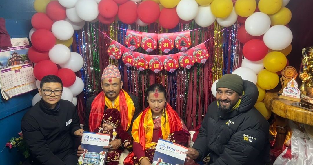 अन्नप्रासनमै ५० लाखको बीमा उपहार : जुम्ल्याहा छोरीको नाममा बीमालेख हस्तान्तरण