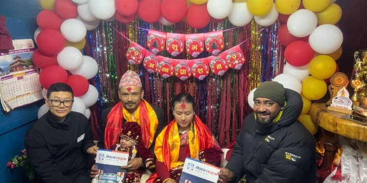 अन्नप्रासनमै ५० लाखको बीमा उपहार : जुम्ल्याहा छोरीको नाममा बीमालेख हस्तान्तरण