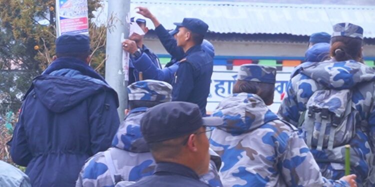 सोलुखुम्बुको सदरमुकाममा निर्वाचन केन्द्रित अनुगमन, पोस्टर र ब्यानर हटाइयो