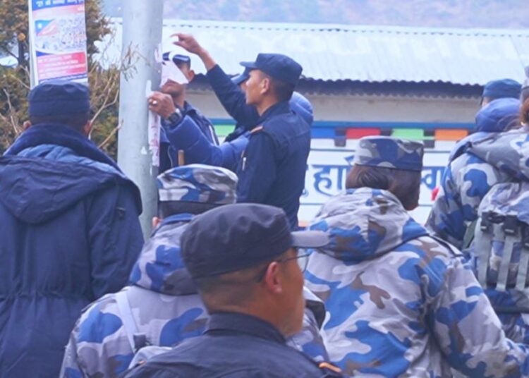 सोलुखुम्बुको सदरमुकाममा निर्वाचन केन्द्रित अनुगमन, पोस्टर र ब्यानर हटाइयो