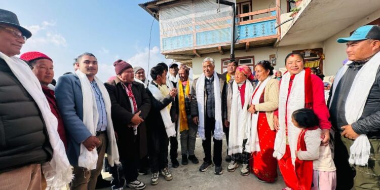 लिखु पिकेमा एमाले र माओवादीका ११ जना कार्यकर्ता कांग्रेसमा प्रवेश