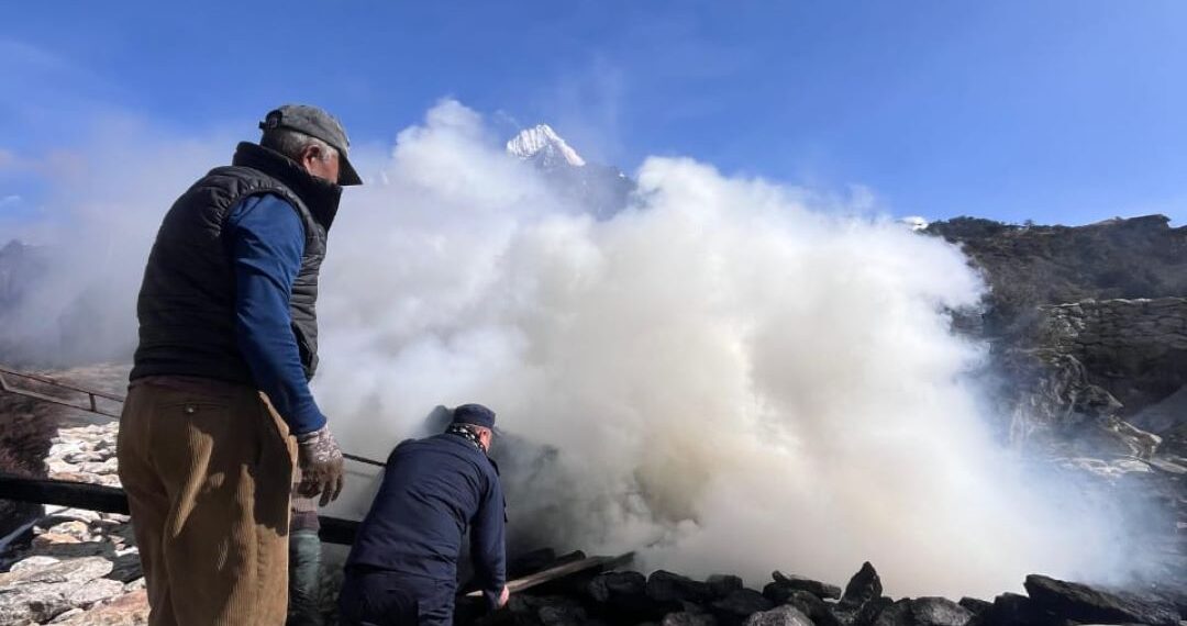 खुम्जुङ बजार स्थित स्टोररुममा आगलागी
