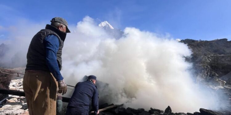 खुम्जुङ बजार स्थित स्टोररुममा आगलागी