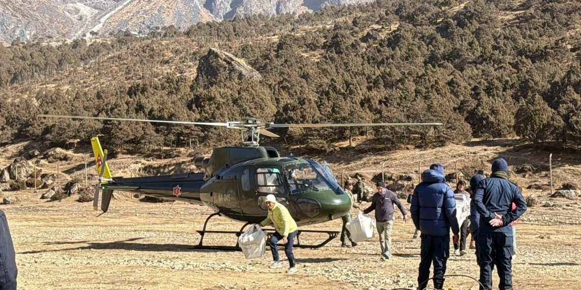 सोलुमा हिमाली क्षेत्रको मतपेटिका हेलिकप्टरमा ल्याईदै, १२ बजेसम्म ढुवानी सक्ने