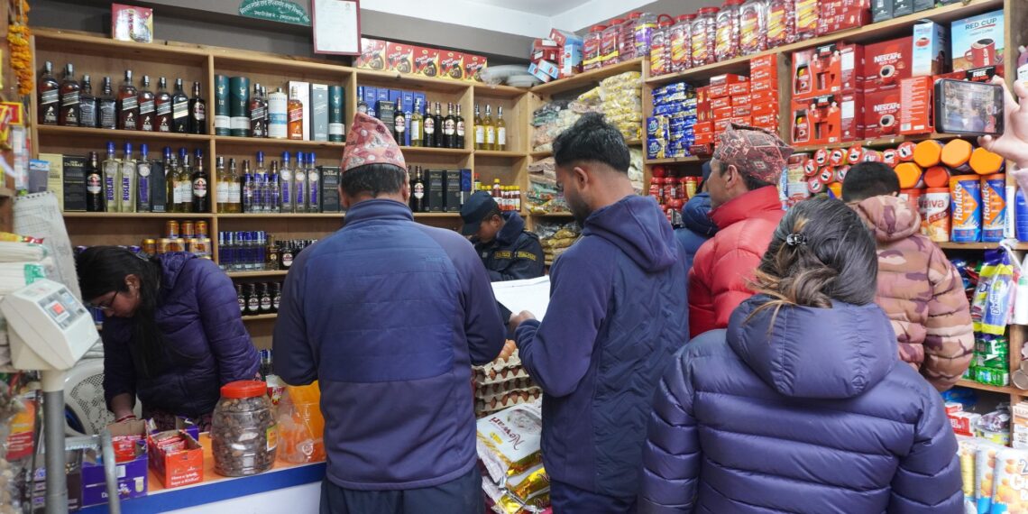 सल्लेरीमा बजार अनुगमनपछि व्यापारी सचेत : म्याद गुज्रिएका खाद्यवस्तु बेच्नेलाई चेतावनी