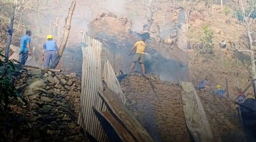 ओखलढुङ्गामा निजी घरमा आगलागी हुँदा २० लाख बराबरको क्षति