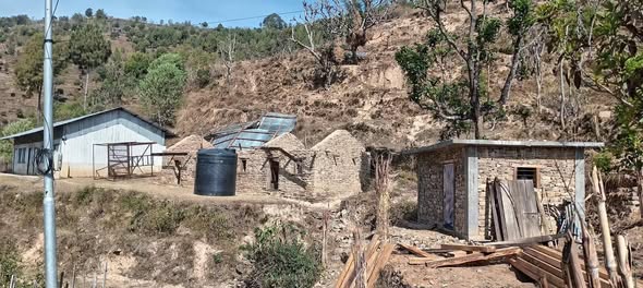 हलेसीमा हावाहुरीको वितण्डा, ५२ घरका छाना उडायो