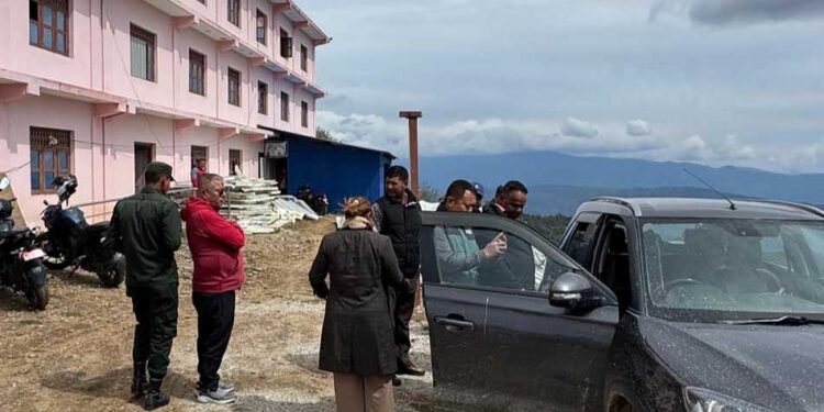 नगर अस्पतालको भवन अलपत्र पार्ने ठेकेदारको गाडी हलेसी नगरपालिकाको नियन्त्रणमा