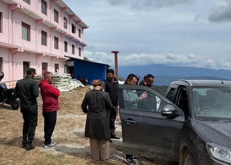 नगर अस्पतालको भवन अलपत्र पार्ने ठेकेदारको गाडी हलेसी नगरपालिकाको नियन्त्रणमा