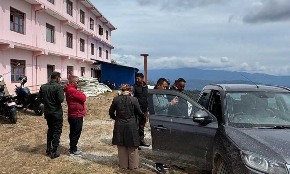 नगर अस्पतालको भवन अलपत्र पार्ने ठेकेदारको गाडी हलेसी नगरपालिकाको नियन्त्रणमा