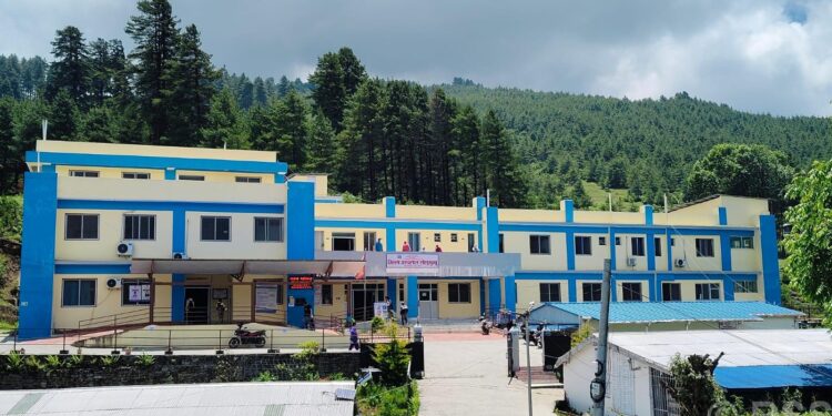  जिल्ला अस्पताल फाप्लुको विडम्बनाः १५ बेडको अस्पताल ५० औँ बेडको सेवा 