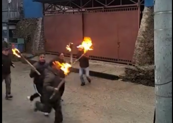 अध्यक्ष पक्राउको विरोधमा एमाले सोलुका कार्यकर्ताले गरे मसाल जुलुस 