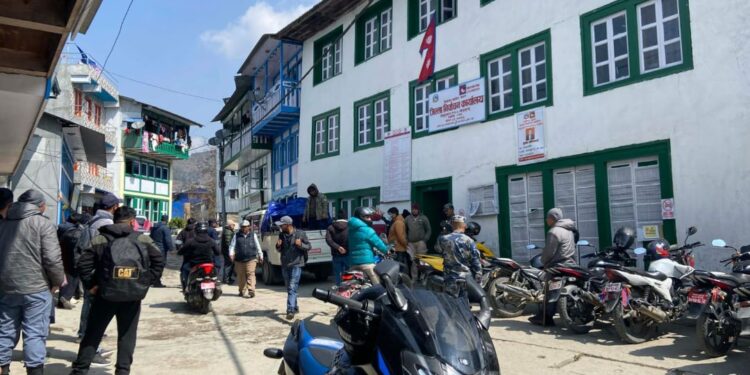 सोलुखुम्बुका सबै मतदान केन्द्रमा कर्मचारी र सामग्री पुगे