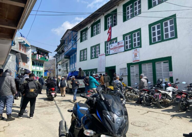 सोलुखुम्बुका सबै मतदान केन्द्रमा कर्मचारी र सामग्री पुगे