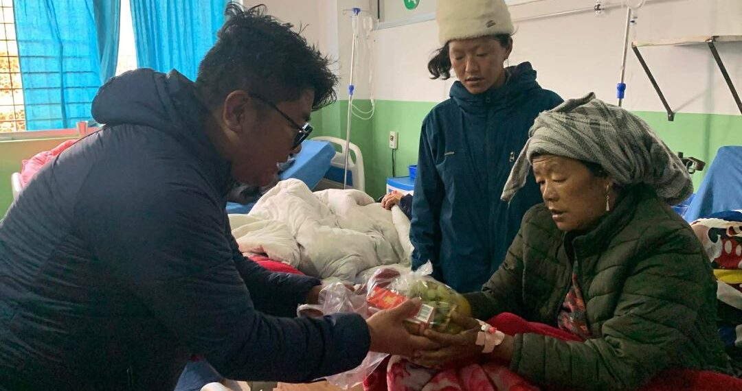 नेपाल पत्रकार महासंघको स्थापना दिवसमा बिरामीलाई फलफूल वितरण