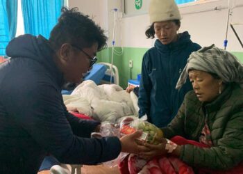 नेपाल पत्रकार महासंघको स्थापना दिवसमा बिरामीलाई फलफूल वितरण