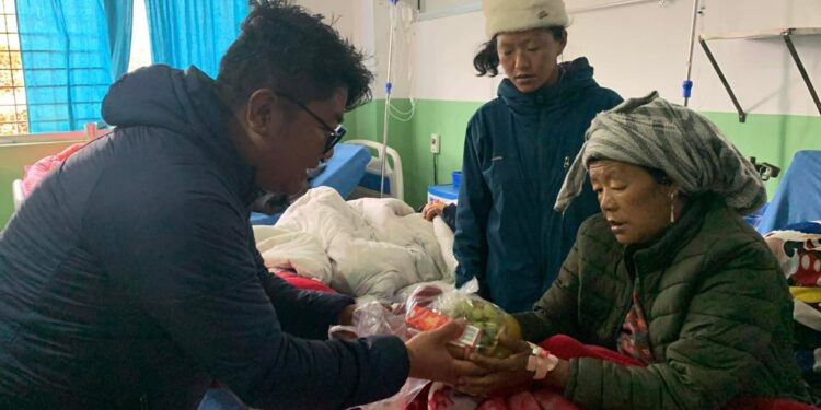 नेपाल पत्रकार महासंघको स्थापना दिवसमा बिरामीलाई फलफूल वितरण