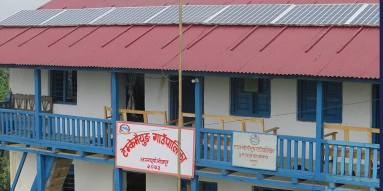 काम नगर्ने ठेकेदारलाई धमाधम कारवाही गर्दै टेम्केमैयुङ