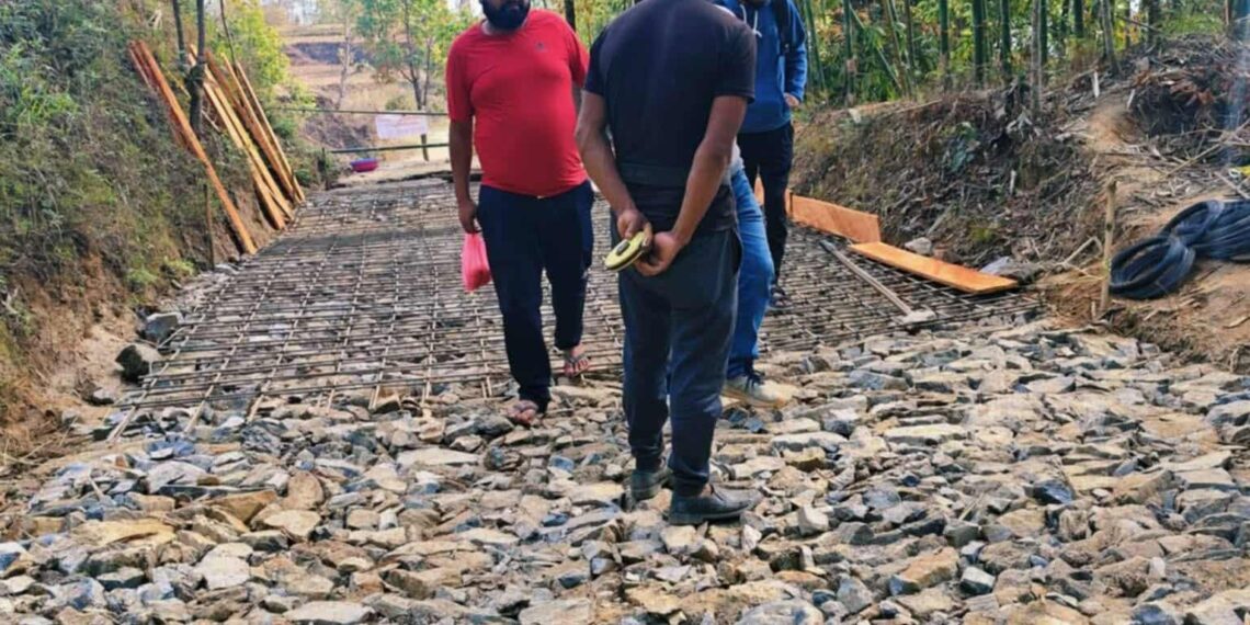 अप्ठयारो सडकमा भुपू मन्त्री भुपेन्द्रको नजर, तल्लो विजयखर्कका लागी सहजता