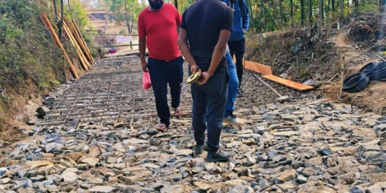 अप्ठयारो सडकमा भुपू मन्त्री भुपेन्द्रको नजर, तल्लो विजयखर्कका लागी सहजता