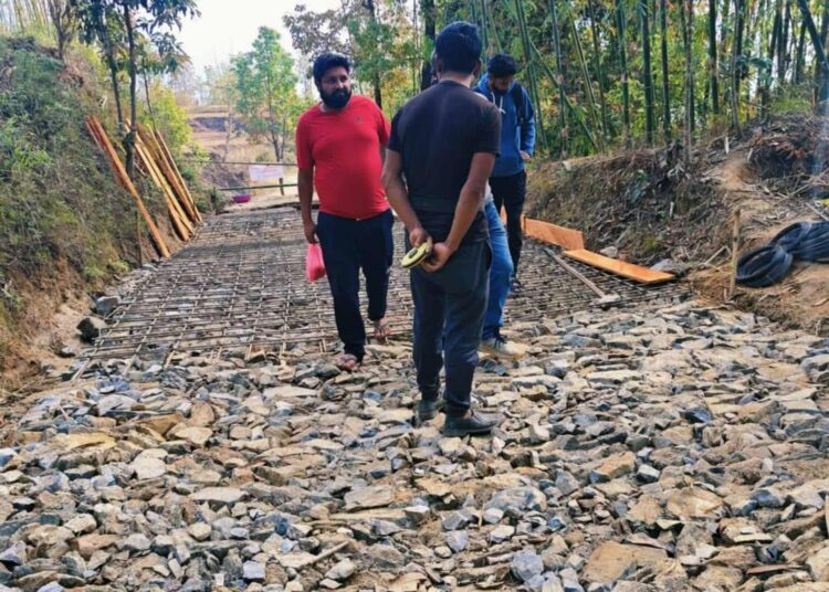 अप्ठयारो सडकमा भुपू मन्त्री भुपेन्द्रको नजर, तल्लो विजयखर्कका लागी सहजता