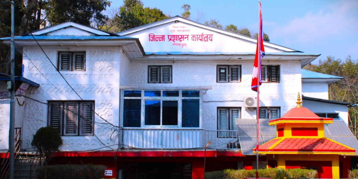 ओखलढुंगा प्रशासनले सार्वजनीक विदामा पनि सेवा दिने