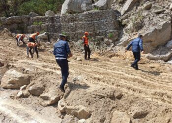 साल्मे, सिस्नेरी पहिरोमा भासिएको सडक ट्राफिक प्रहरीको अगुवाईमा मर्मत