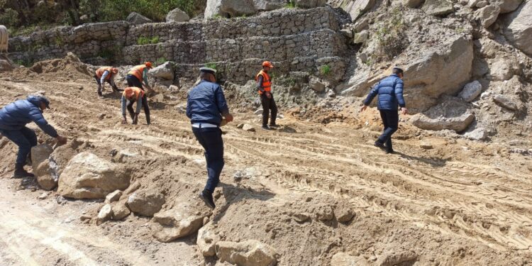 साल्मे, सिस्नेरी पहिरोमा भासिएको सडक ट्राफिक प्रहरीको अगुवाईमा मर्मत