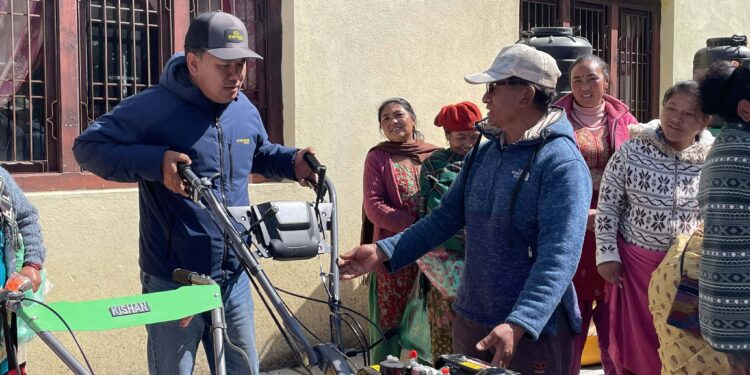 सोलुदुधकुण्ड नगरपालिकाले  वितरण गर्यो ६ लाख रुपैयाँ बराबरको कृषि सामाग्री