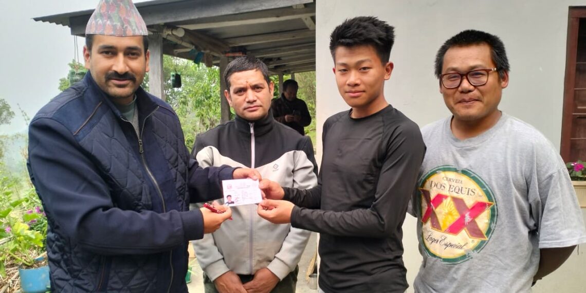 जिल्ला प्रशासन साेलुकाे सेवा घरघरमा,  नेचाबतासेका पृतनलाई घरमै नागरिकता 