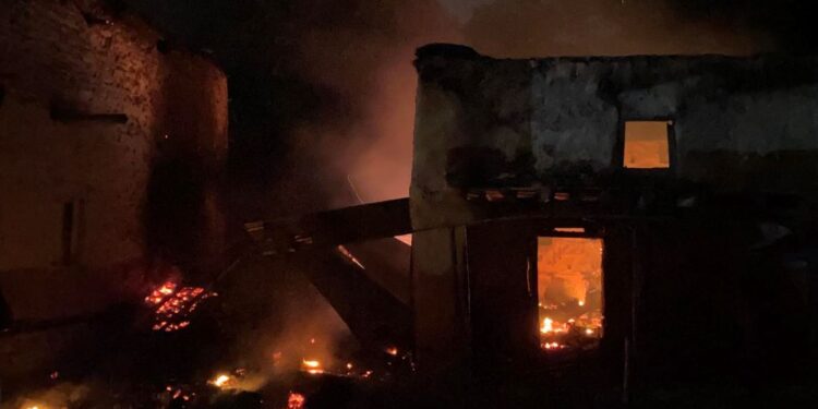 गएराति खोटाङमा आगलागीः दुई घर पूर्ण रूपमा जलेर नष्ट