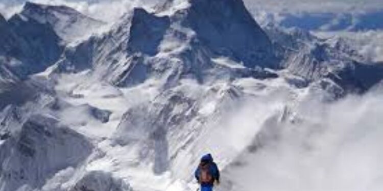 सगरमाथामा आरोहण अनुमति दिन सुरु, हिमाल पर्यटनले फेरि गति लिदैँ