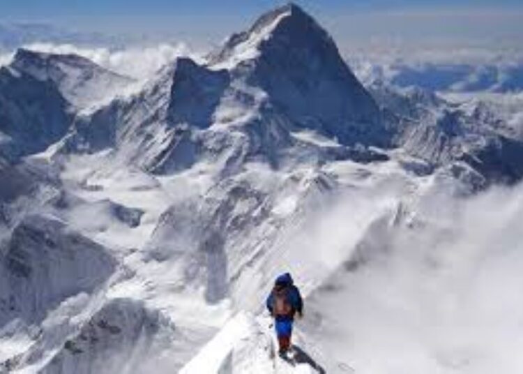 सगरमाथामा आरोहण अनुमति दिन सुरु, हिमाल पर्यटनले फेरि गति लिदैँ