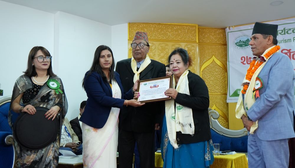 सोलुखुम्बुकी पत्रकार ढुंगाना गाउँ पर्यटन प्रवर्द्वनार्थ सम्मानीत