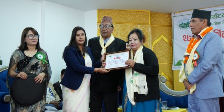 सोलुखुम्बुकी पत्रकार ढुंगाना गाउँ पर्यटन प्रवर्द्वनार्थ सम्मानीत