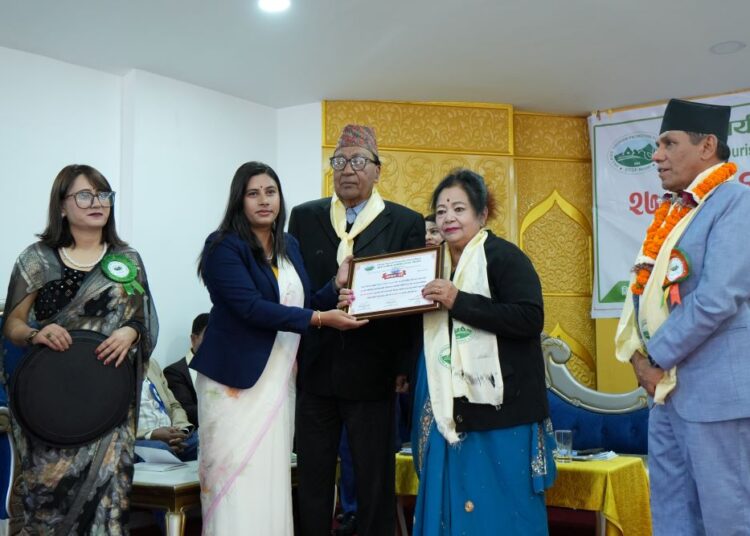 सोलुखुम्बुकी पत्रकार ढुंगाना गाउँ पर्यटन प्रवर्द्वनार्थ सम्मानीत