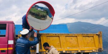 साँघुरा घुम्तीमा ऐना राखेर दुर्घटना रोक्ने प्रयास