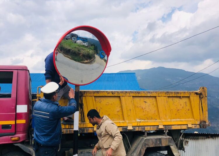 साँघुरा घुम्तीमा ऐना राखेर दुर्घटना रोक्ने प्रयास