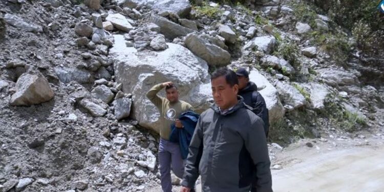 रास्वपा सोलुखुम्बु र सडक डिभिजन हर्कपुरको सक्रियताः साल्मे–सिस्नेरी सडकको स्थलगत निरीक्षण