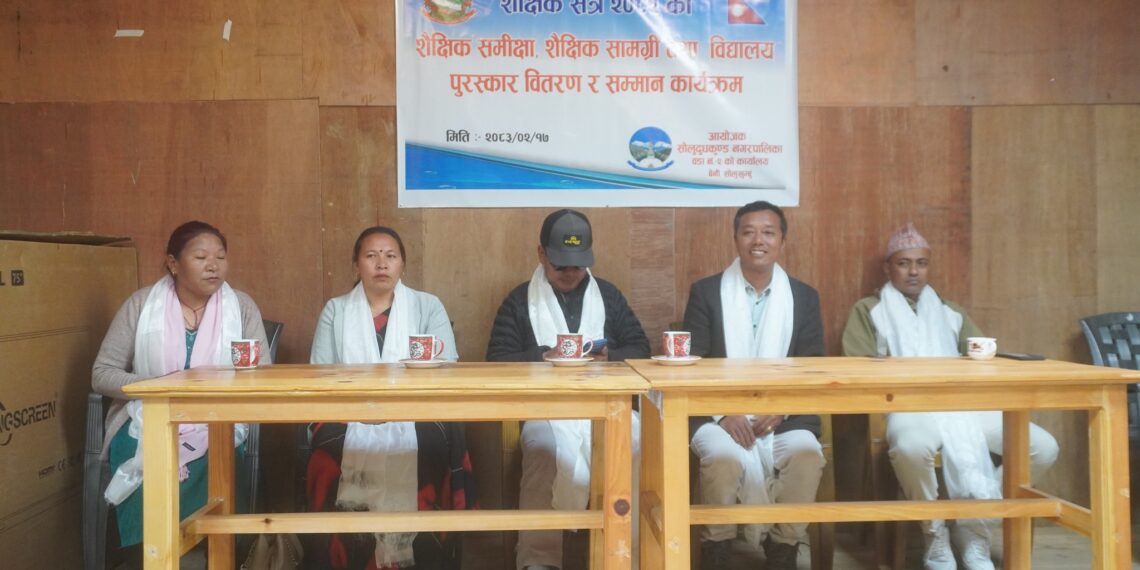 सोलुदुधकुण्ड–२ का विद्यालयलाई प्रविधिमैत्री बनाउँदै वडा कार्यालय, तीन विद्यालयलाई इन्टर्याक्टिभ प्यानल बोर्ड वितरण