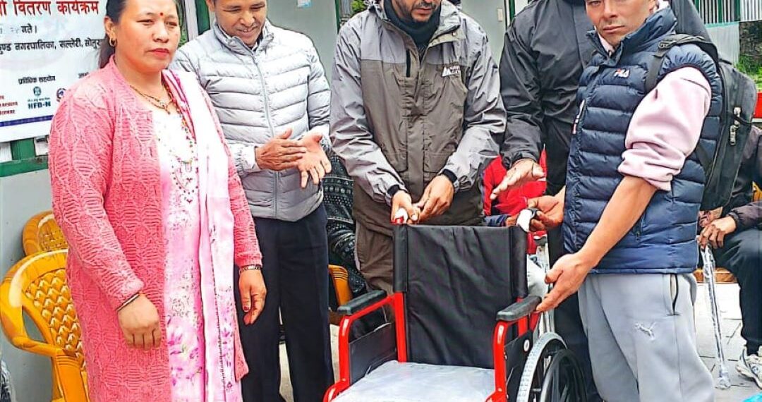 सोलुदुधकुण्डमा अपाङ्गता भएका व्यक्तिलाई सहयोगी सामग्री वितरण
