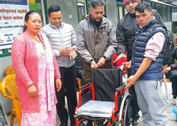 सोलुदुधकुण्डमा अपाङ्गता भएका व्यक्तिलाई सहयोगी सामग्री वितरण