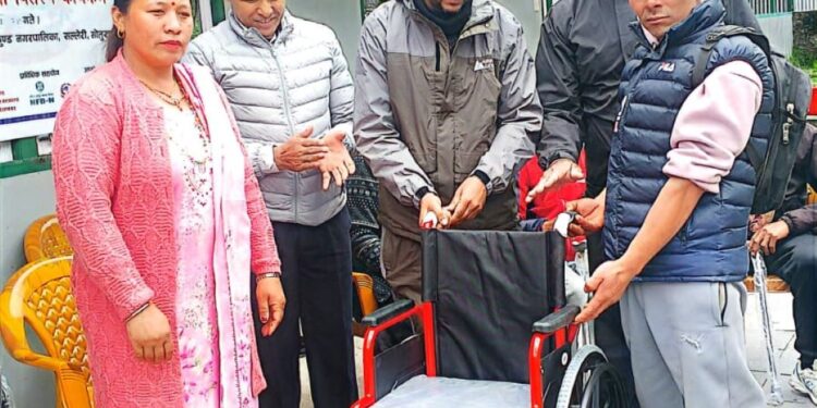 सोलुदुधकुण्डमा अपाङ्गता भएका व्यक्तिलाई सहयोगी सामग्री वितरण